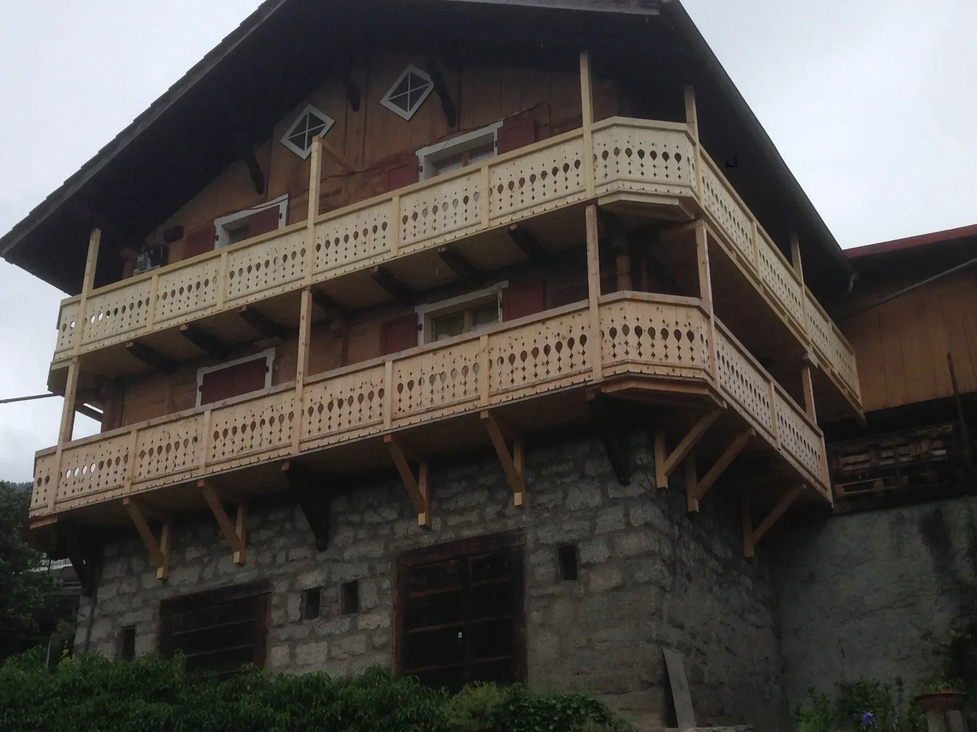 Un grand bâtiment en brique avec un balcon en bois
