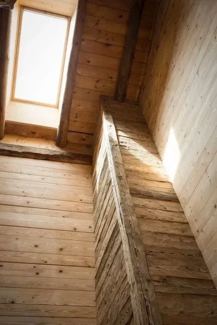 Regardant le plafond d'une maison en bois avec une lucarne.