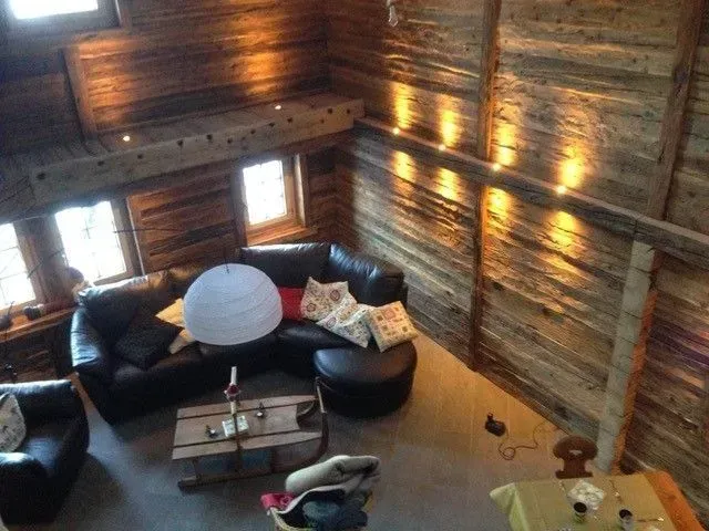 Une vue aérienne d'un salon avec un canapé et des chaises