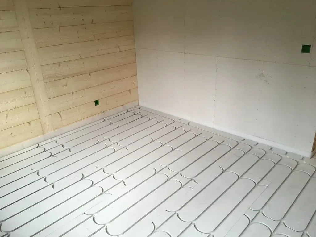 Une pièce avec un sol blanc et un mur en bois.