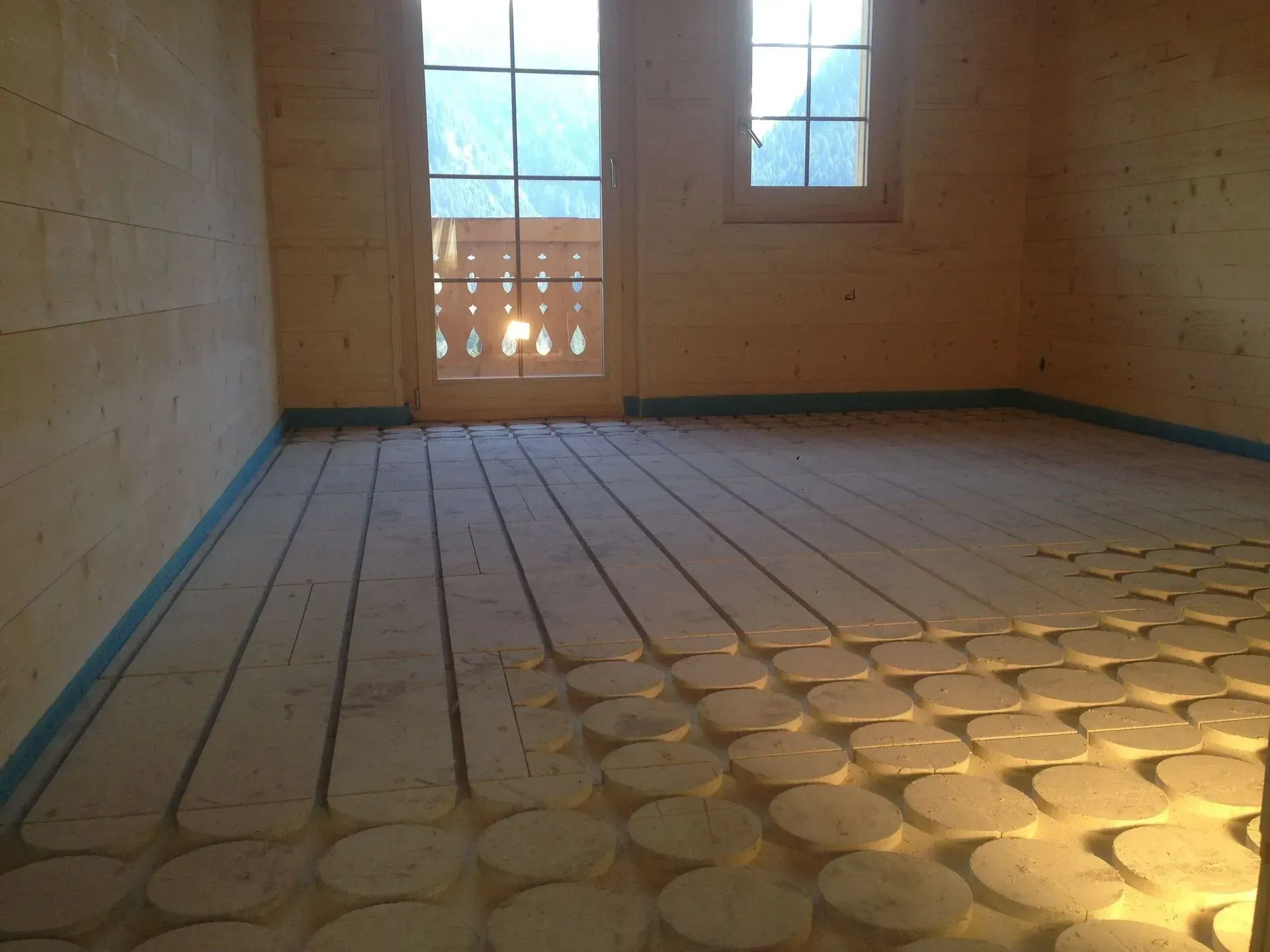 Une pièce vide avec un plancher en bois et une fenêtre