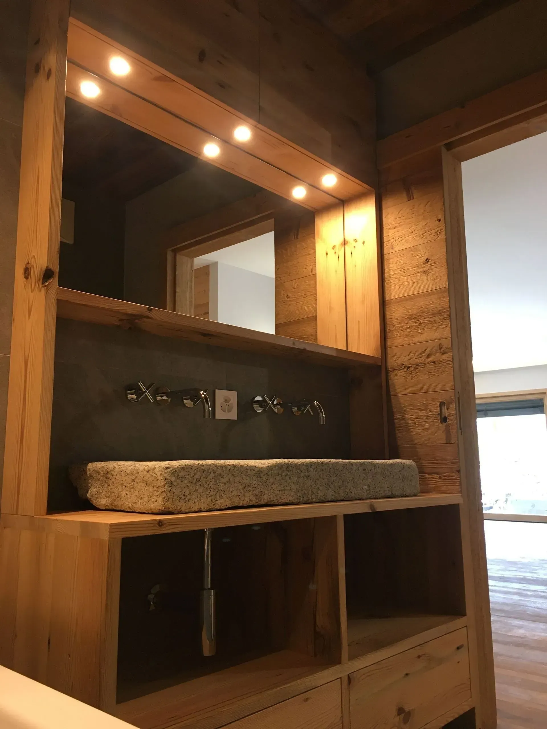 Une salle de bain avec un lavabo en pierre et un miroir