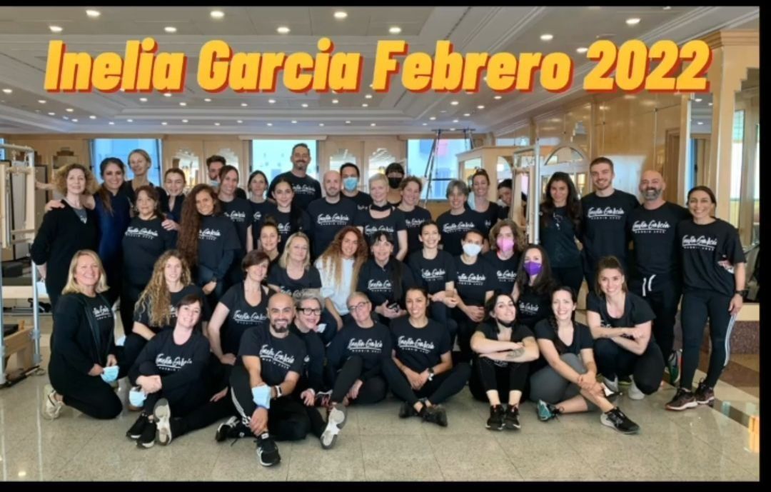 Un grupo de personas posando para una foto con las palabras inelia garcia febrero 2022