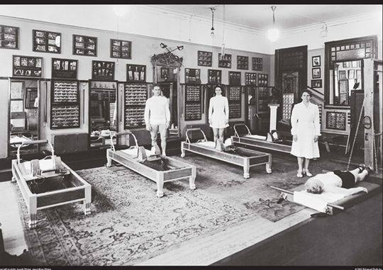 Una fotografía en blanco y negro de un grupo de personas en un gimnasio.
