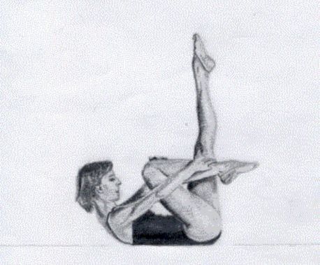 Un dibujo en blanco y negro de una mujer haciendo un ejercicio de pilates.