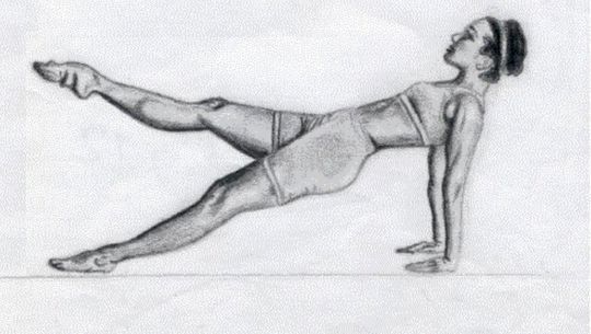 Un dibujo en blanco y negro de una mujer haciendo una plancha.