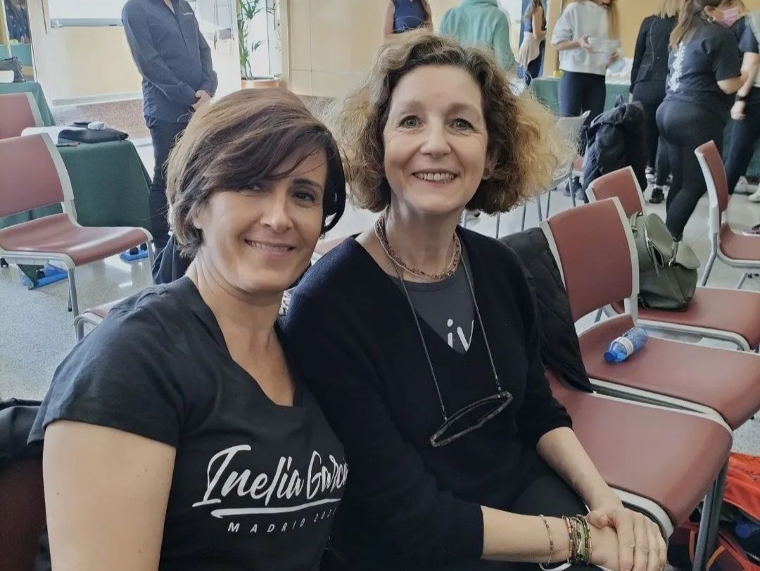 Dos mujeres sentadas una al lado de la otra, una de ellas con una camiseta que dice inefable.