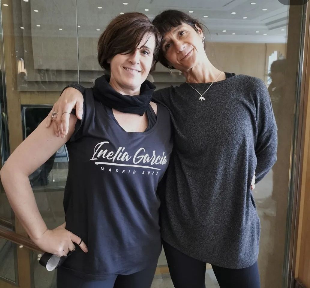 Dos mujeres posando para una foto, una de ellas con una camiseta que dice Inefía García.