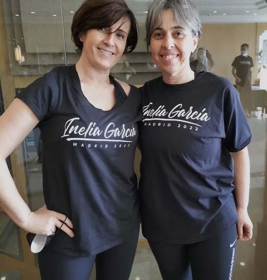Dos mujeres con camisetas negras que dicen Inelia García