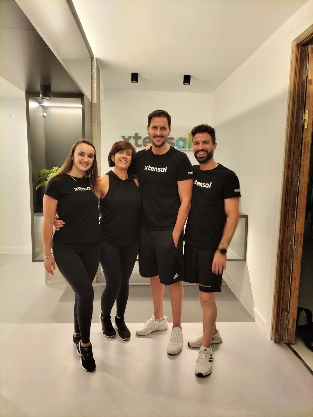 Un grupo de personas posa para una fotografía en un pasillo.