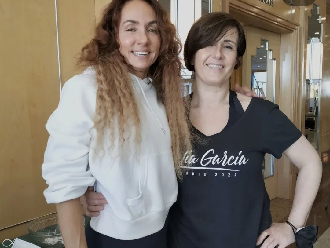 Dos mujeres posan para una foto y una lleva una camiseta que dice la garcia