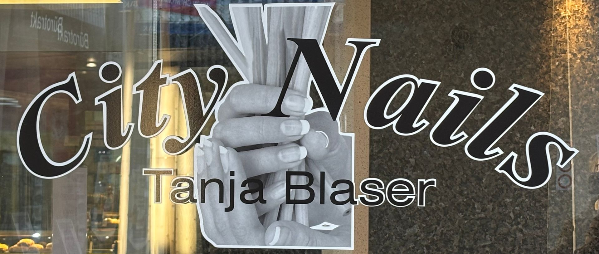 Frau beisst sich auf die Lippe, Hand in der Nähe des Mundes, helle Haut, heller Hintergrund.