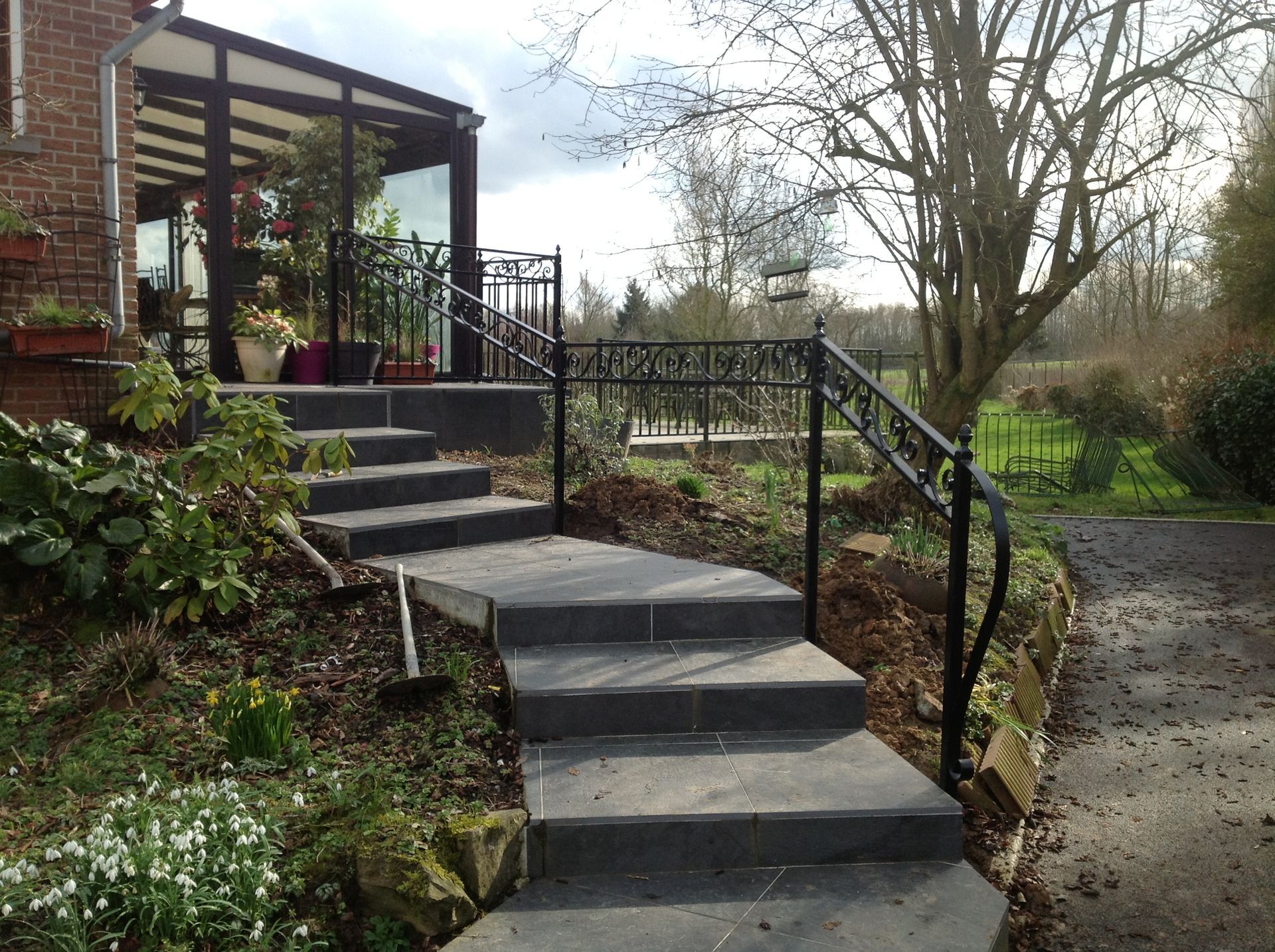 Rembarde en métal sur un escalier d'extérieur