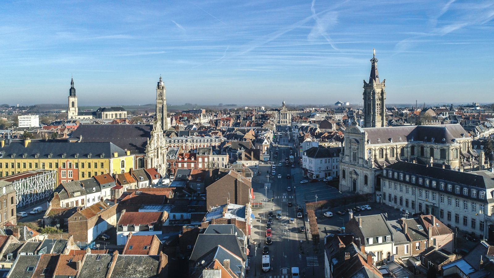 Une vue du dessus d'une ville