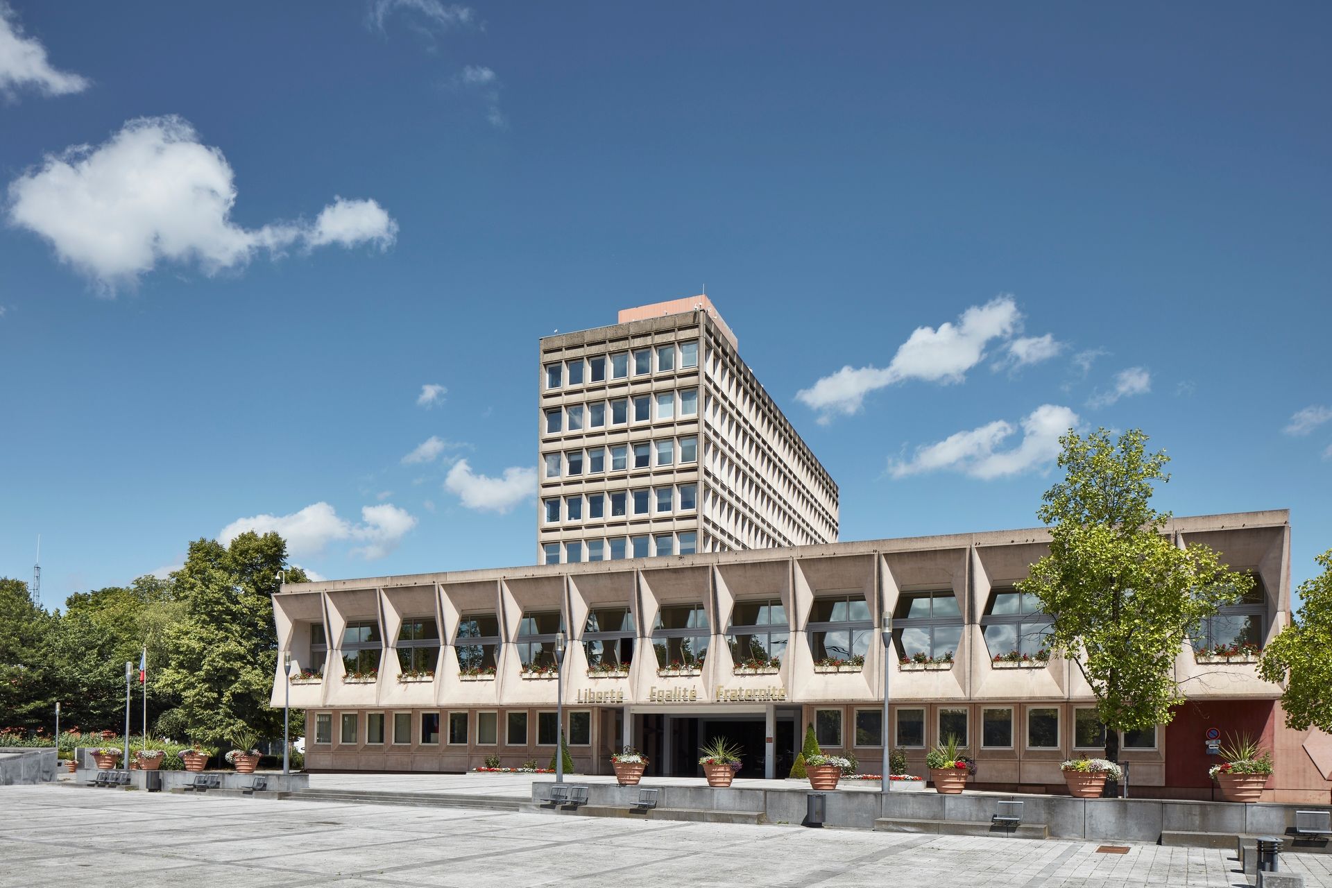 Un grand bâtiment beige