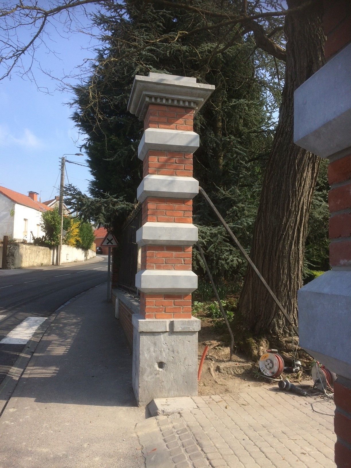 Ouvrier posant des blocs de béton pour un mur de fondation extérieur