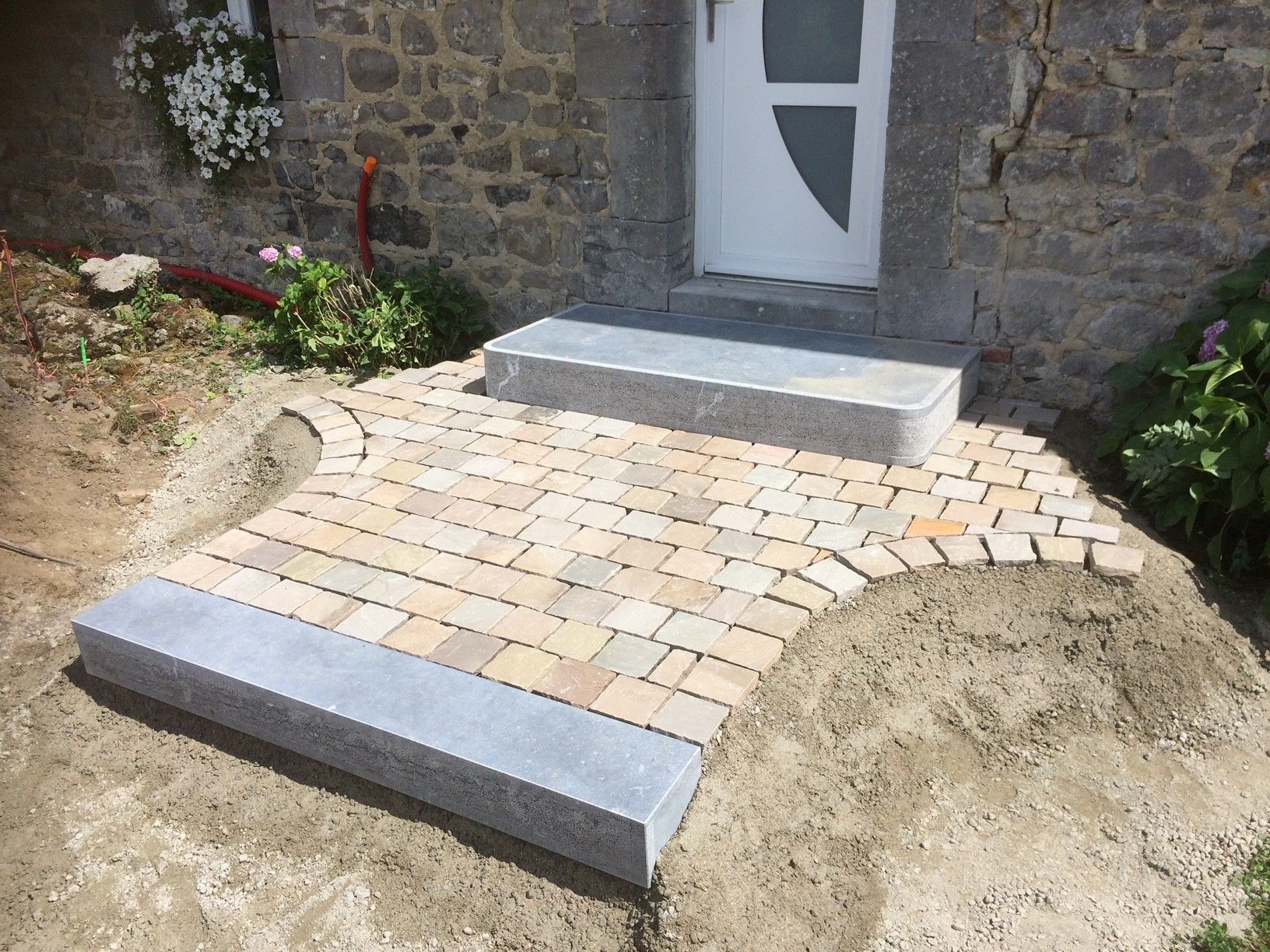 Un porche de maison en brique