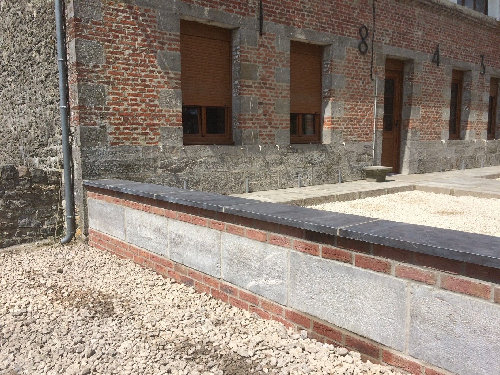 Un escalier carrelé en extérieur