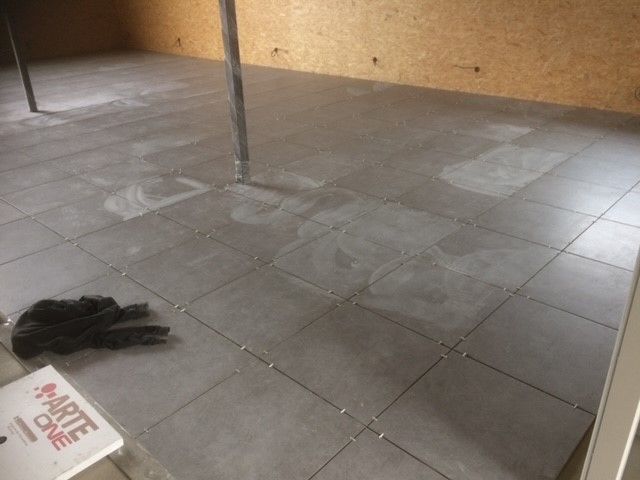 Niveau à bulle orange sur un mur en parpaings blancs sur un chantier de construction