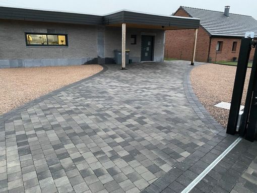 Une allée pavée