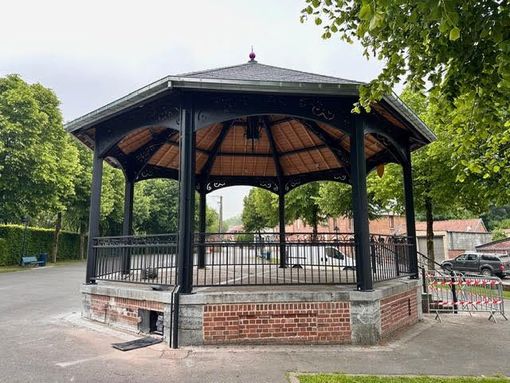 Kiosque en métal noir