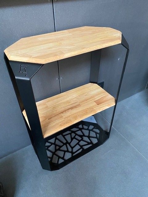 Ensemble de mobilier de bureau de style industriel : bureau en métal, tabouret, étagères, crédence et casiers contre un mur en béton
