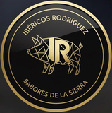 Logotipo circular dorado con cerdo geom&eacute;trico y texto &ldquo;Ib&eacute;ricos Rodr&iacute;guez Sabores de la Sierra&rdquo; sobre fondo negro.
