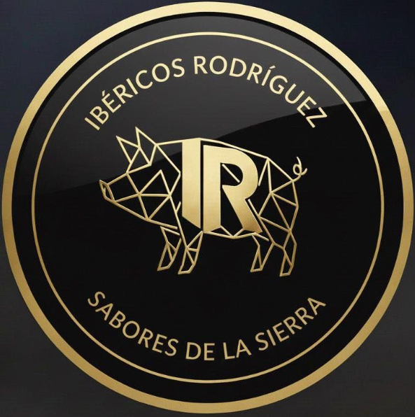 Logotipo circular dorado con cerdo geom&eacute;trico y texto &ldquo;Ib&eacute;ricos Rodr&iacute;guez Sabores de la Sierra&rdquo; sobre fondo negro.