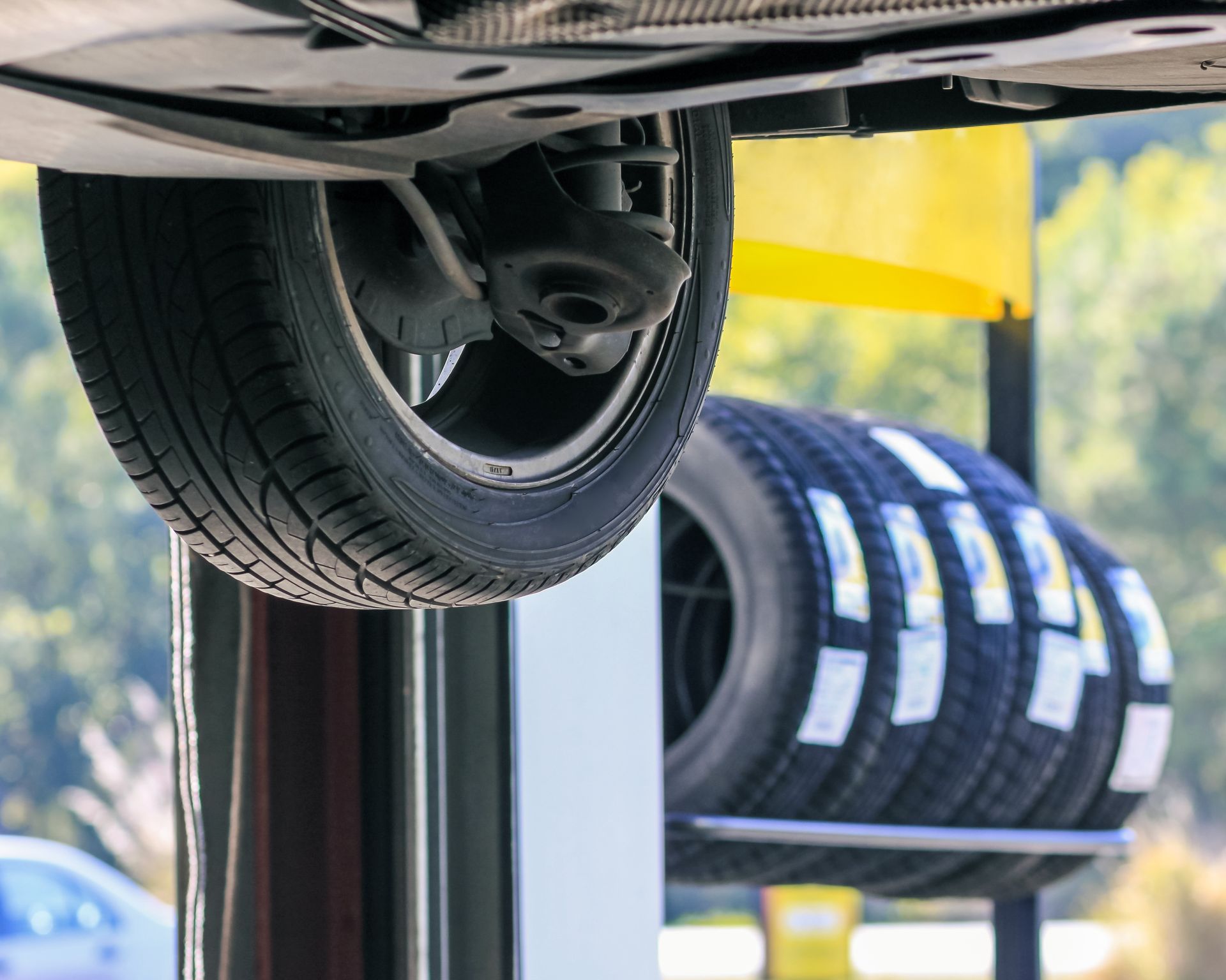 Voiture suspendue pour vérifier les pneus