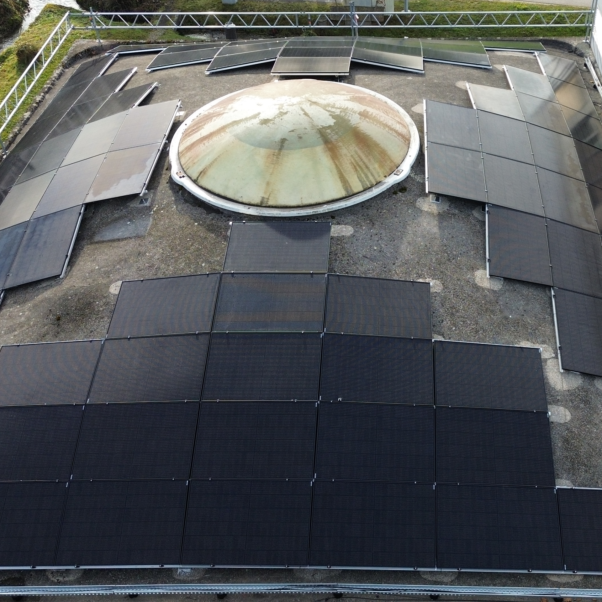 Eine Luftaufnahme einer Kuppel, die von Solarmodulen umgeben ist