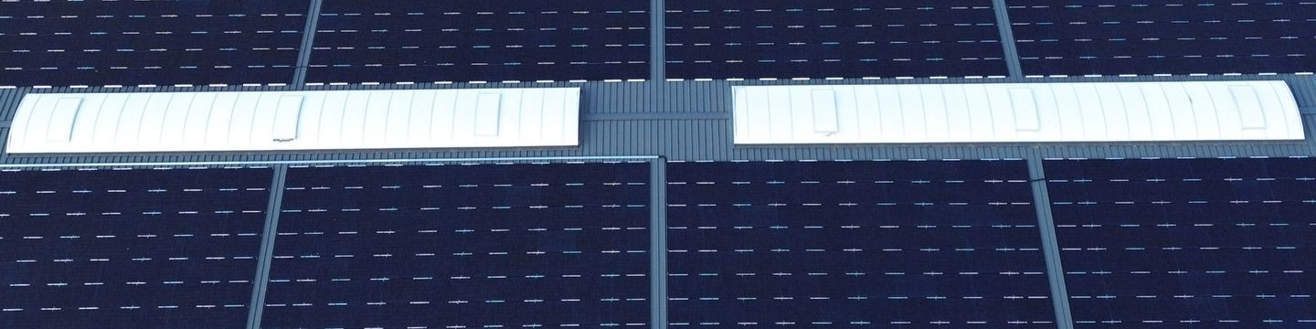 Eine Nahaufnahme von zwei Solarmodulen auf einem Dach.