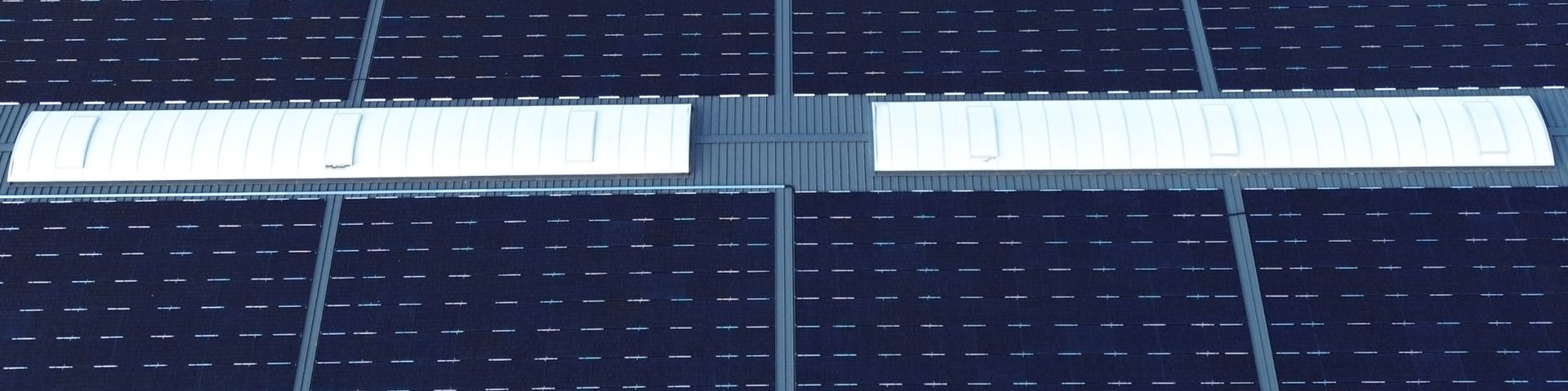 Eine Nahaufnahme von zwei Solarmodulen auf einem Dach.