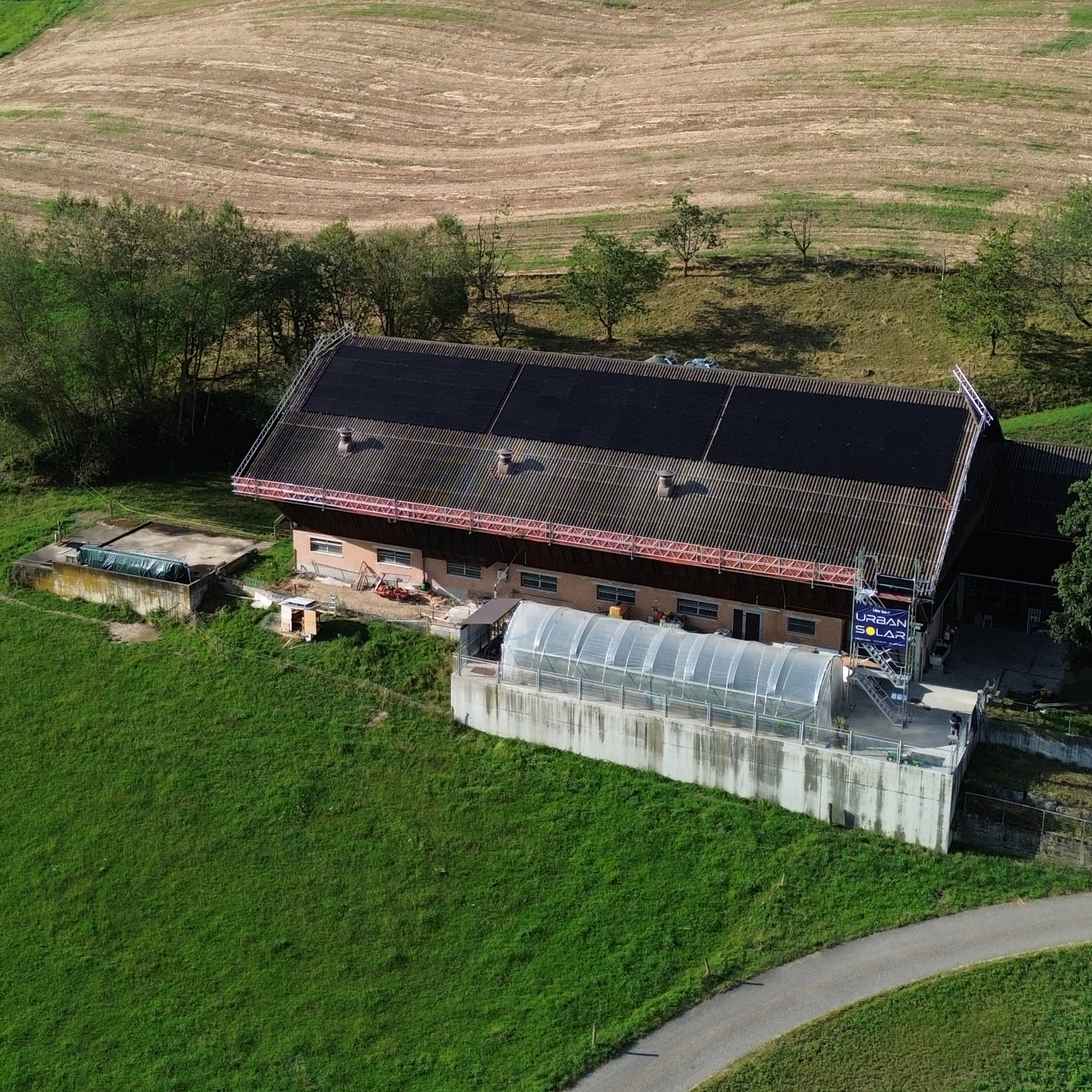 Eine Luftaufnahme eines Hauses mit Solarmodulen auf dem Dach