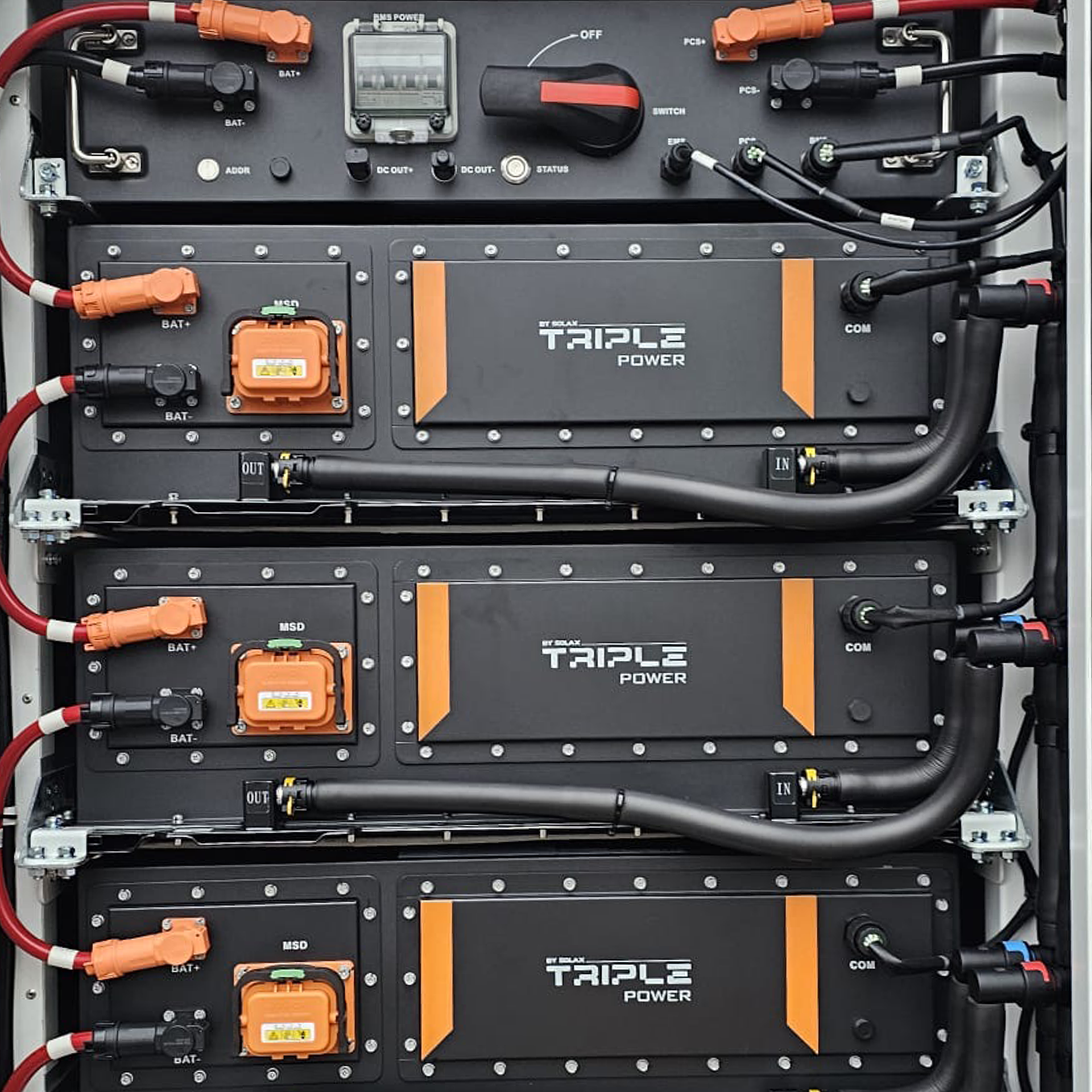 Ein weißer Schiffscontainer, aus dem viele Kabel herauskommen.