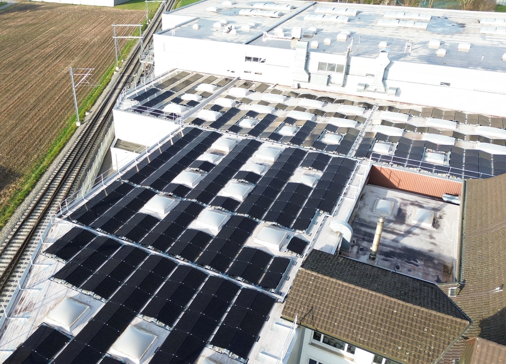 Eine Luftaufnahme eines Gebäudes mit Solarmodulen auf dem Dach