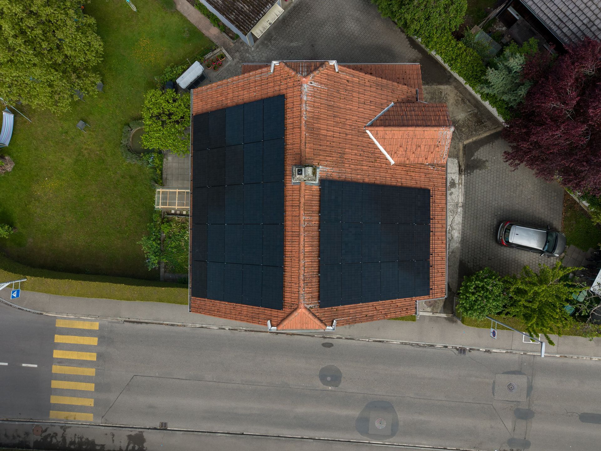 Eine Luftaufnahme eines Industriegebäude mit Solarmodulen auf dem Dach