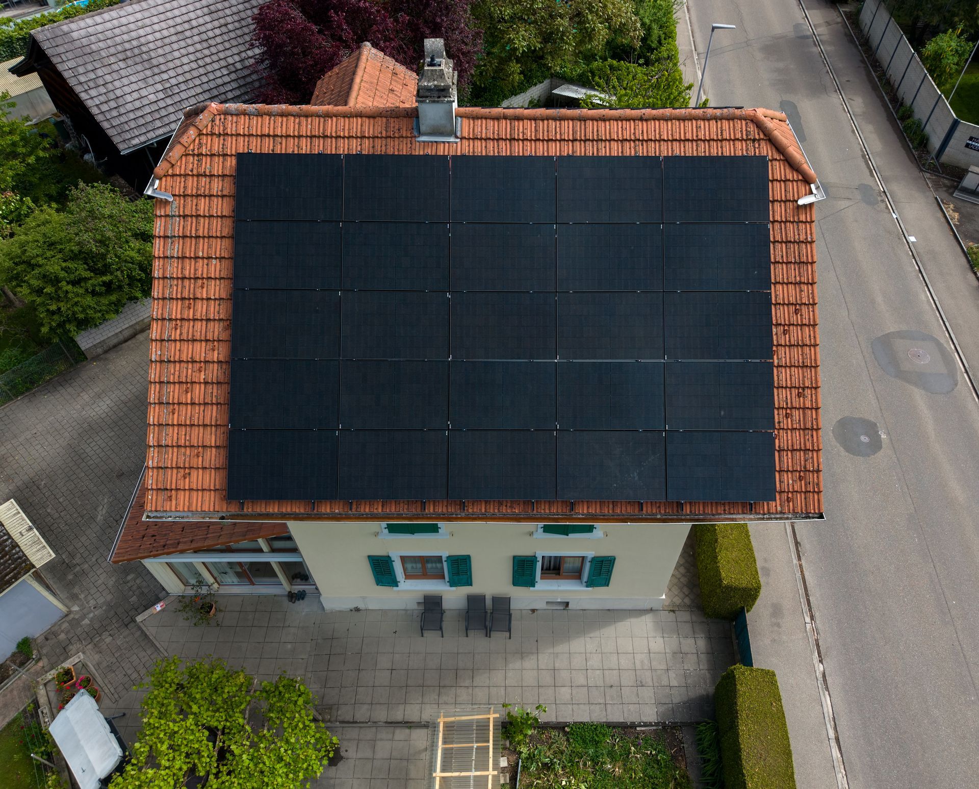 Eine Luftaufnahme eines Gebäudes mit Solarmodulen auf dem Dach