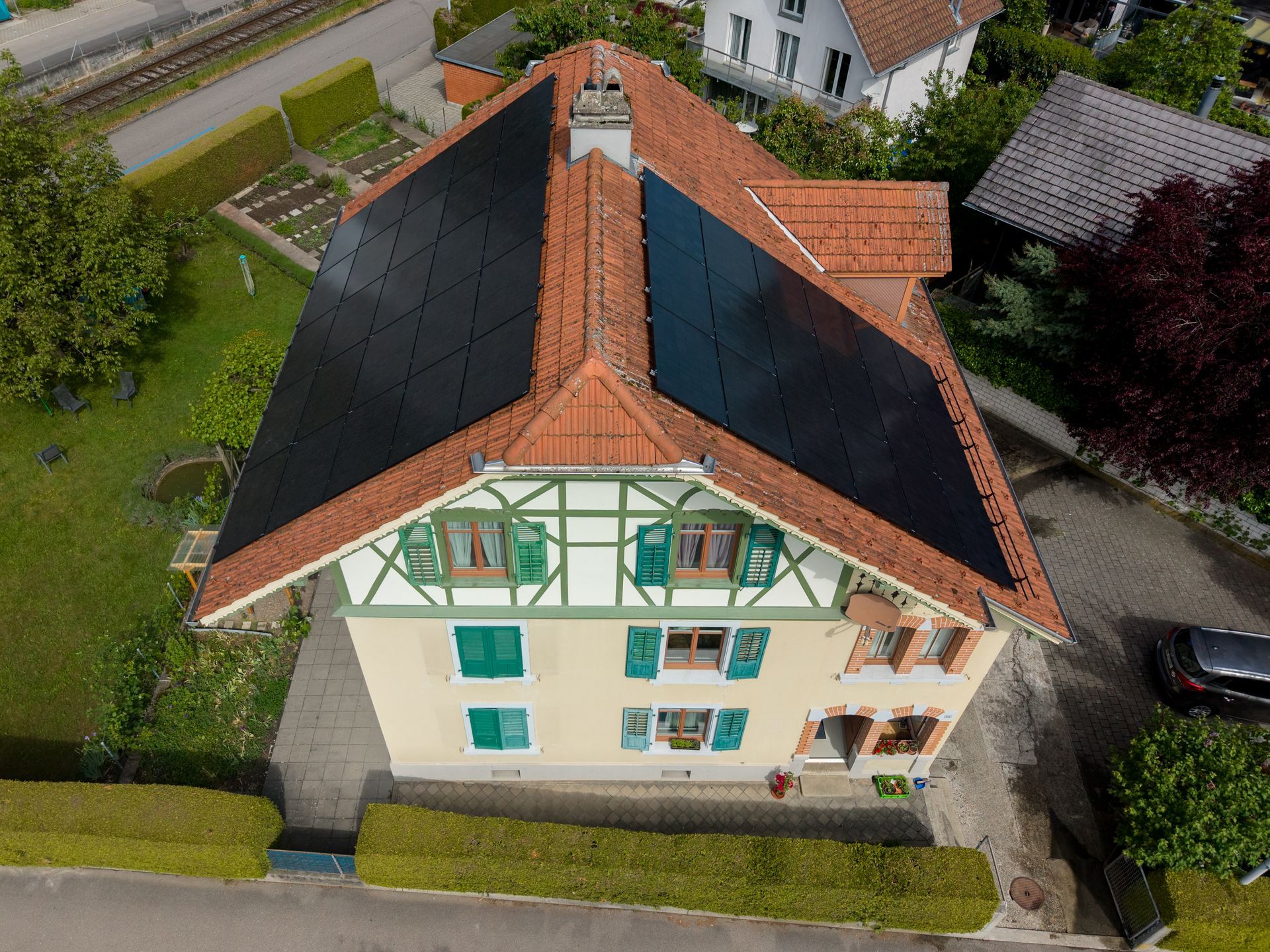 Eine Luftaufnahme eines Industriegebäude mit Solarmodulen auf dem Dach