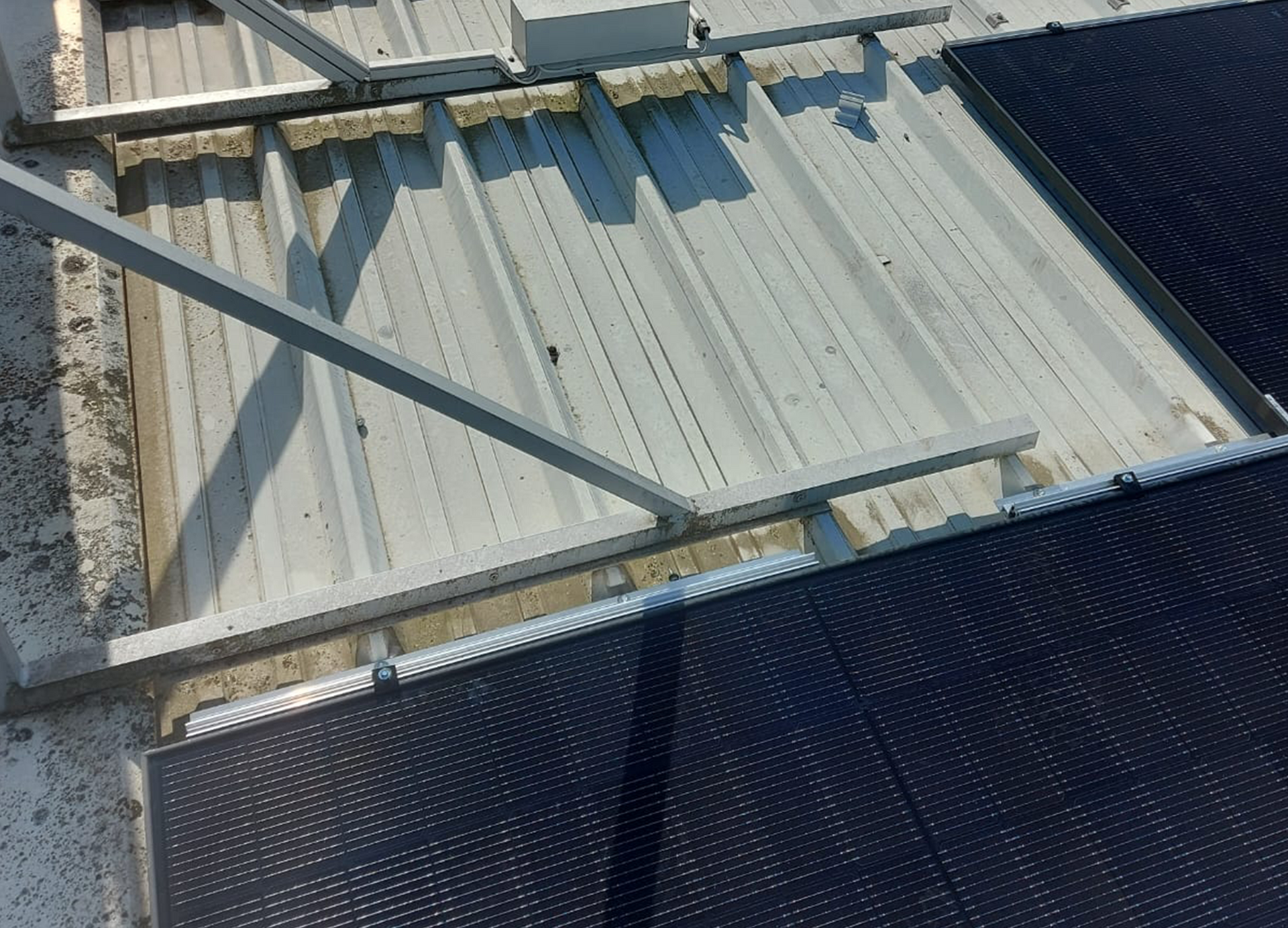 Eine Luftaufnahme eines Gebäudes mit Solarmodulen auf dem Dach