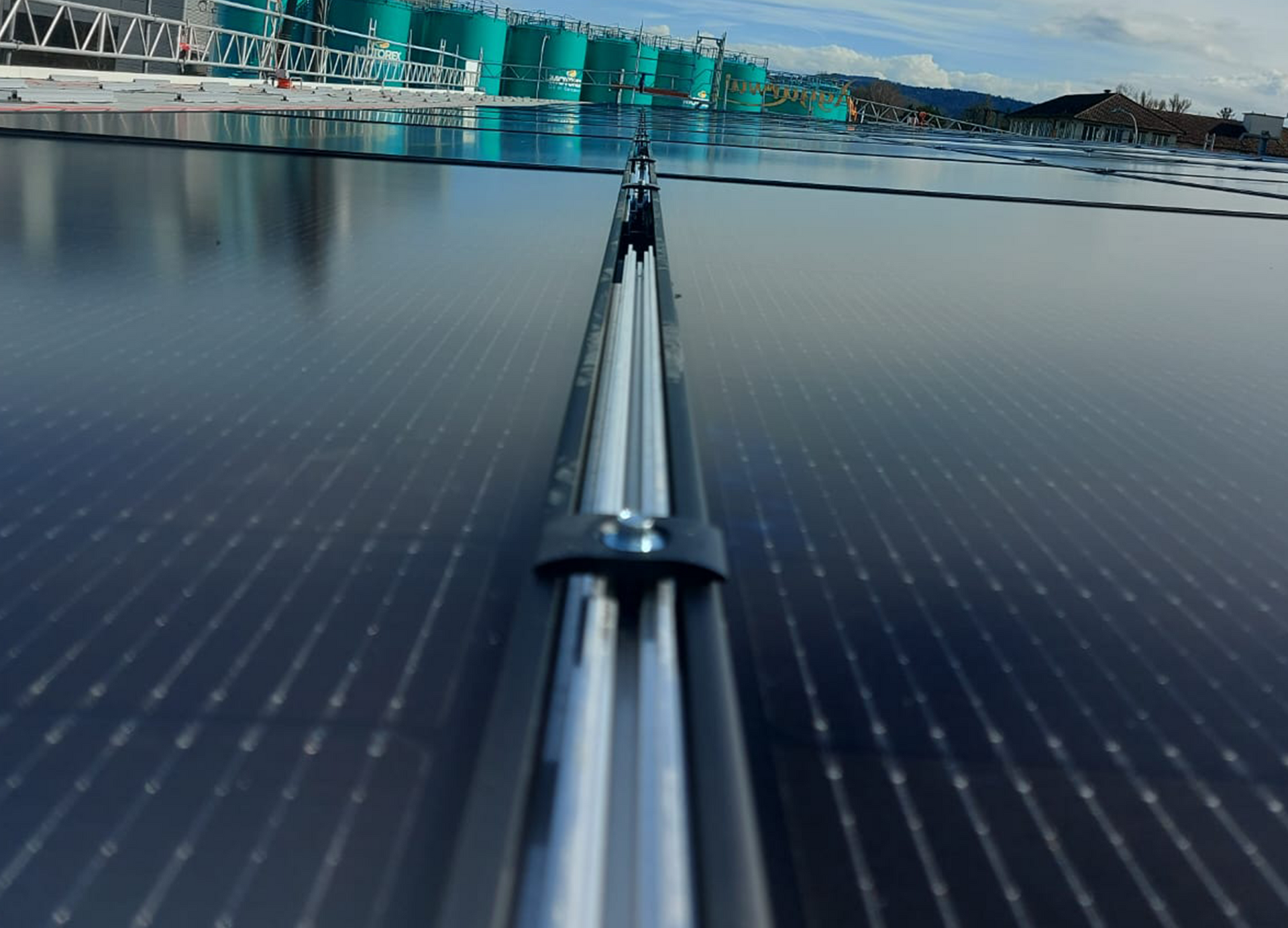 Eine Luftaufnahme eines Gebäudes mit Solarmodulen auf dem Dach