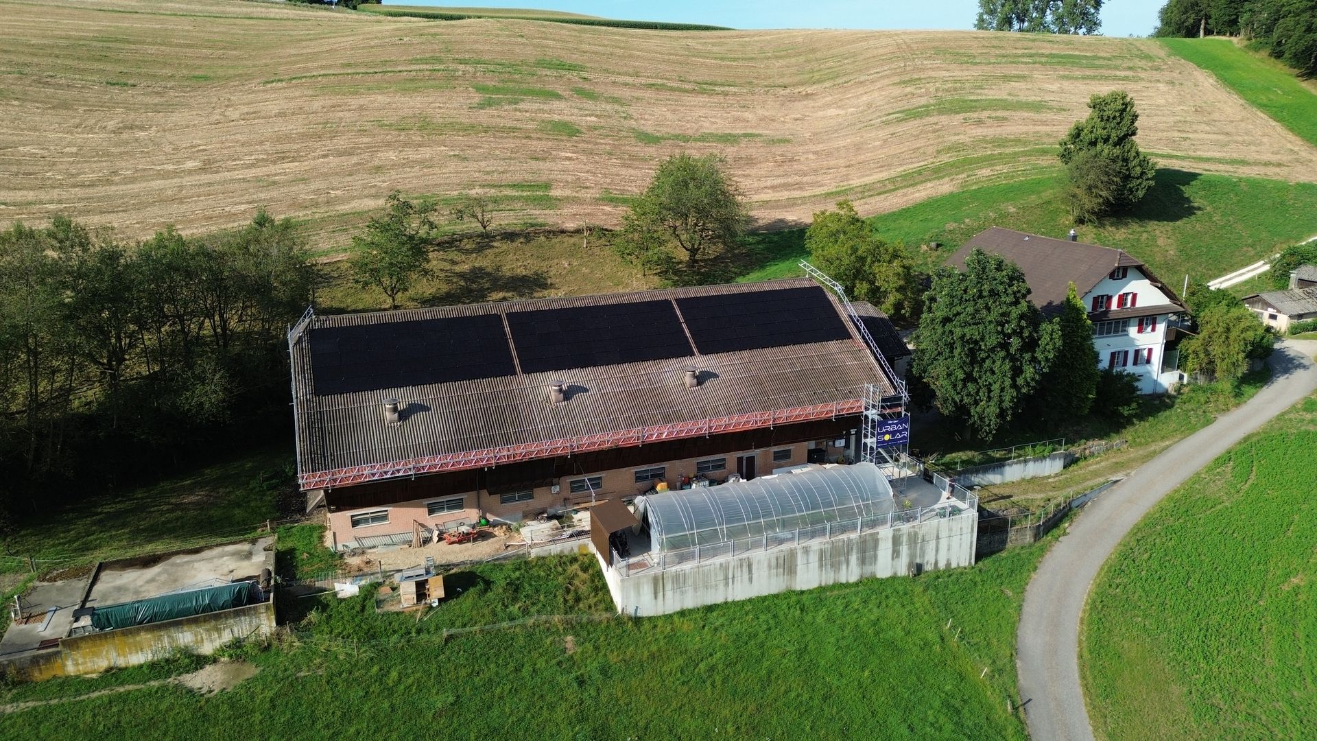 Eine Luftaufnahme eines Gebäudes mit Solarmodulen auf dem Dach