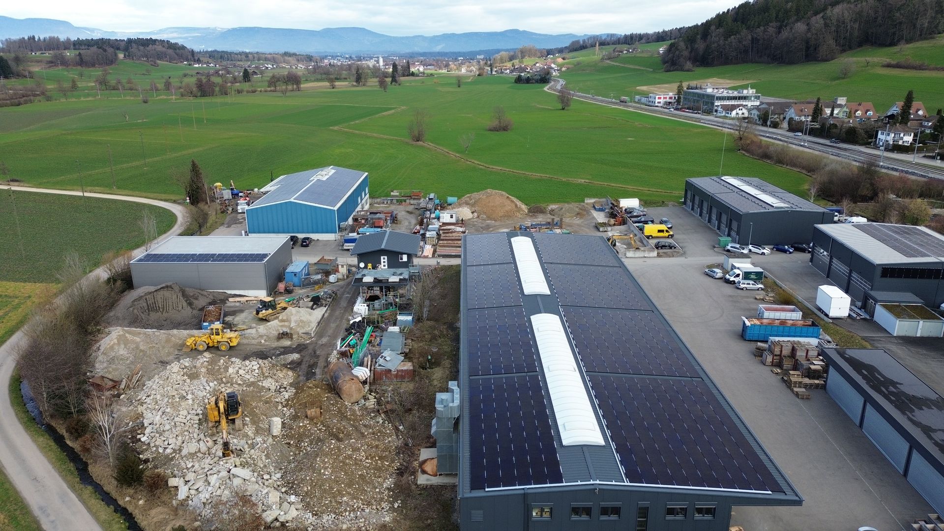 Eine Luftaufnahme eines Gebäudes mit Solarmodulen auf dem Dach
