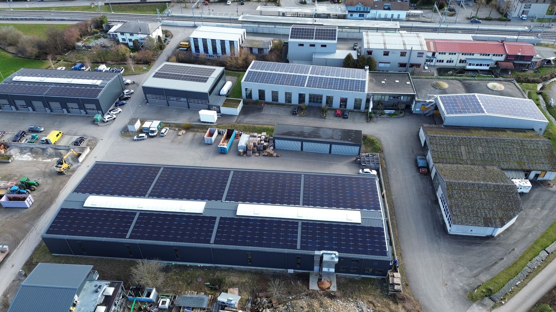 Eine Luftaufnahme eines Gebäudes mit Solarmodulen auf dem Dach