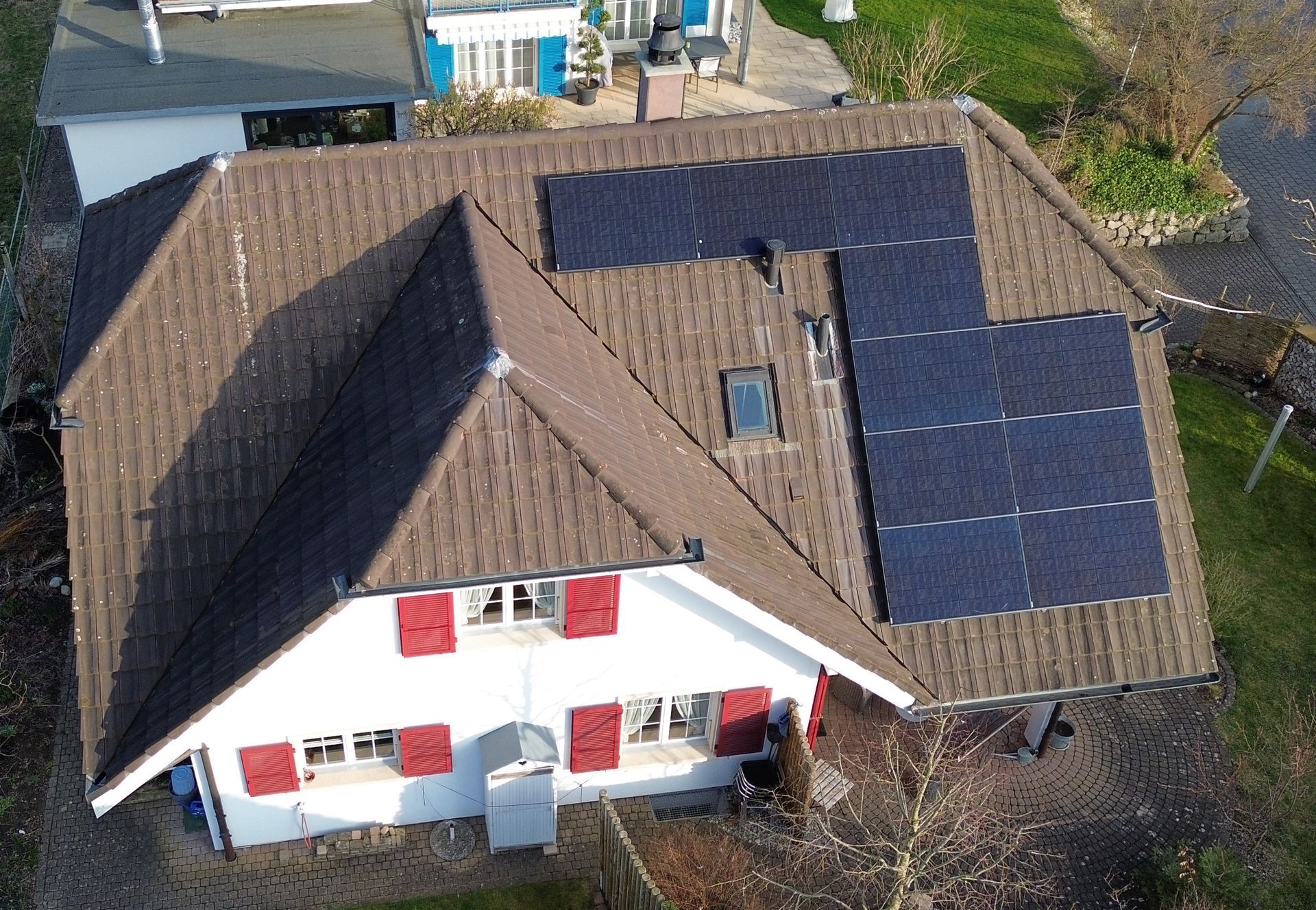 Eine Luftaufnahme eines Industriegebäude mit Solarmodulen auf dem Dach