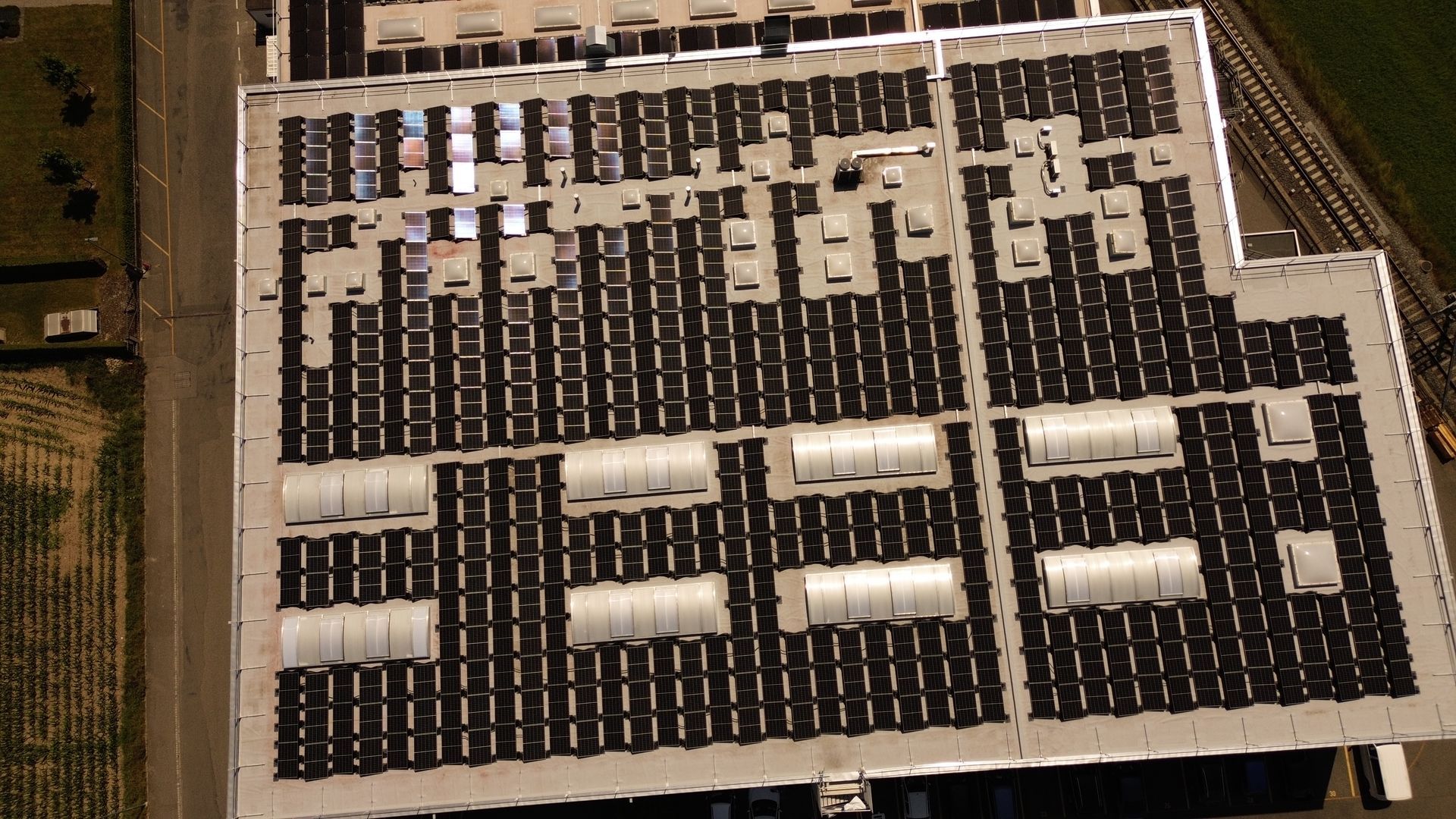 Eine Luftaufnahme eines Gebäudes mit Solarmodulen auf dem Dach