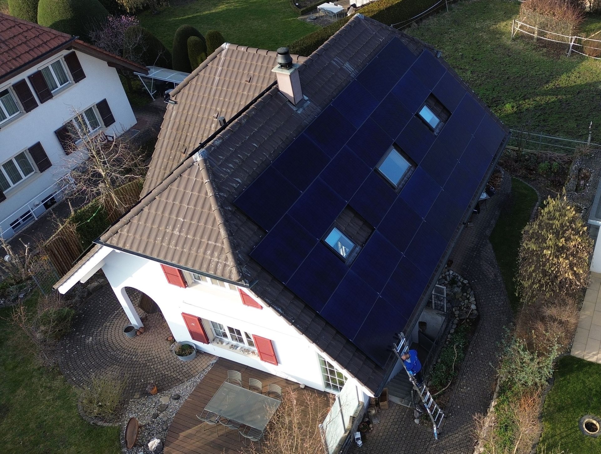 Eine Luftaufnahme eines Gebäudes mit Solarmodulen auf dem Dach