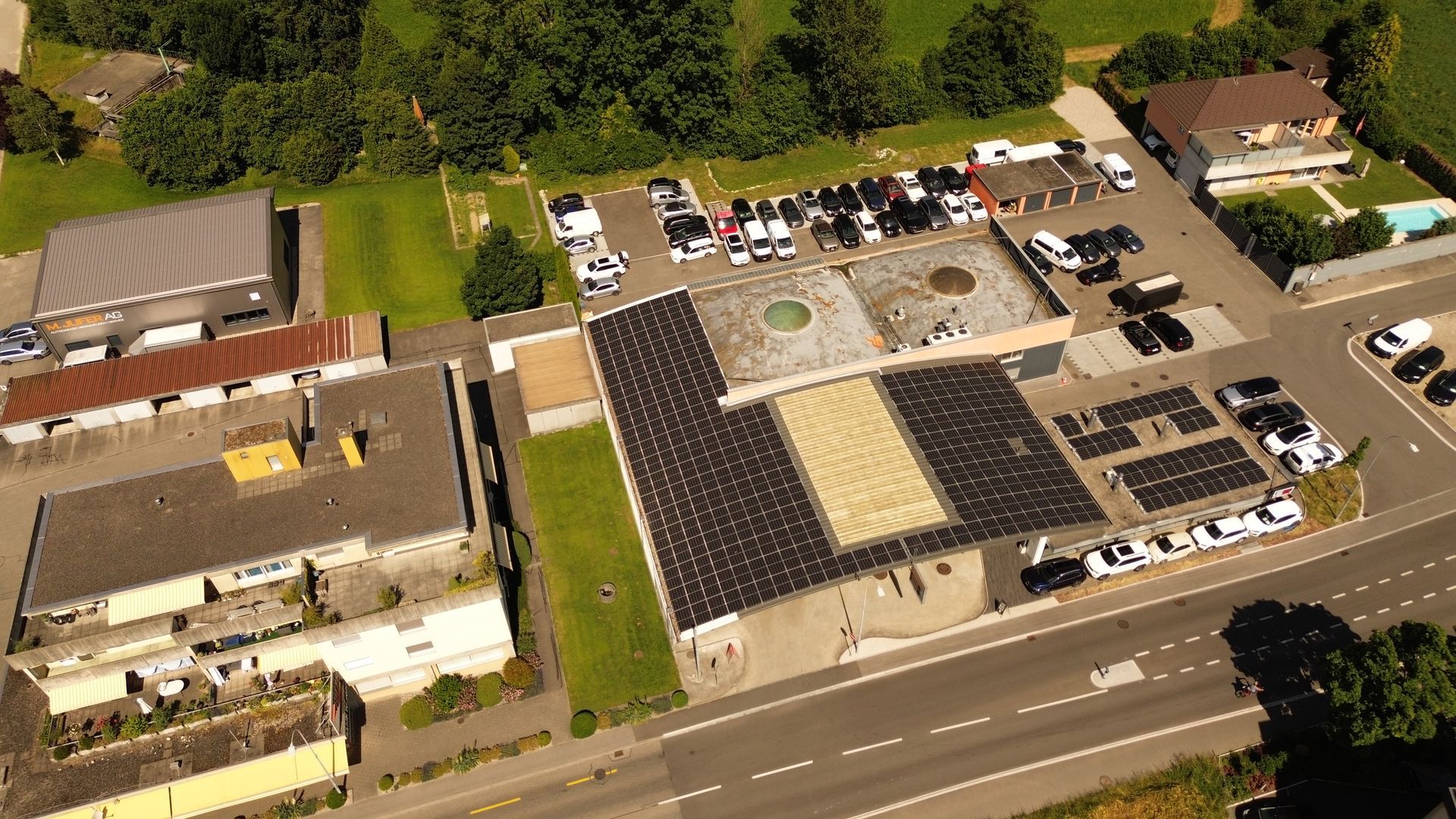 Eine Luftaufnahme eines Gebäudes mit Solarmodulen auf dem Dach