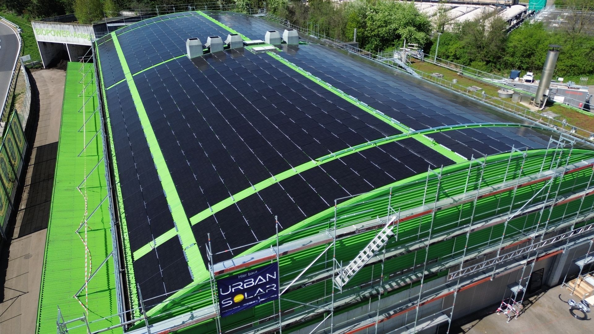 Eine Luftaufnahme eines Gebäudes mit Solarmodulen auf dem Dach