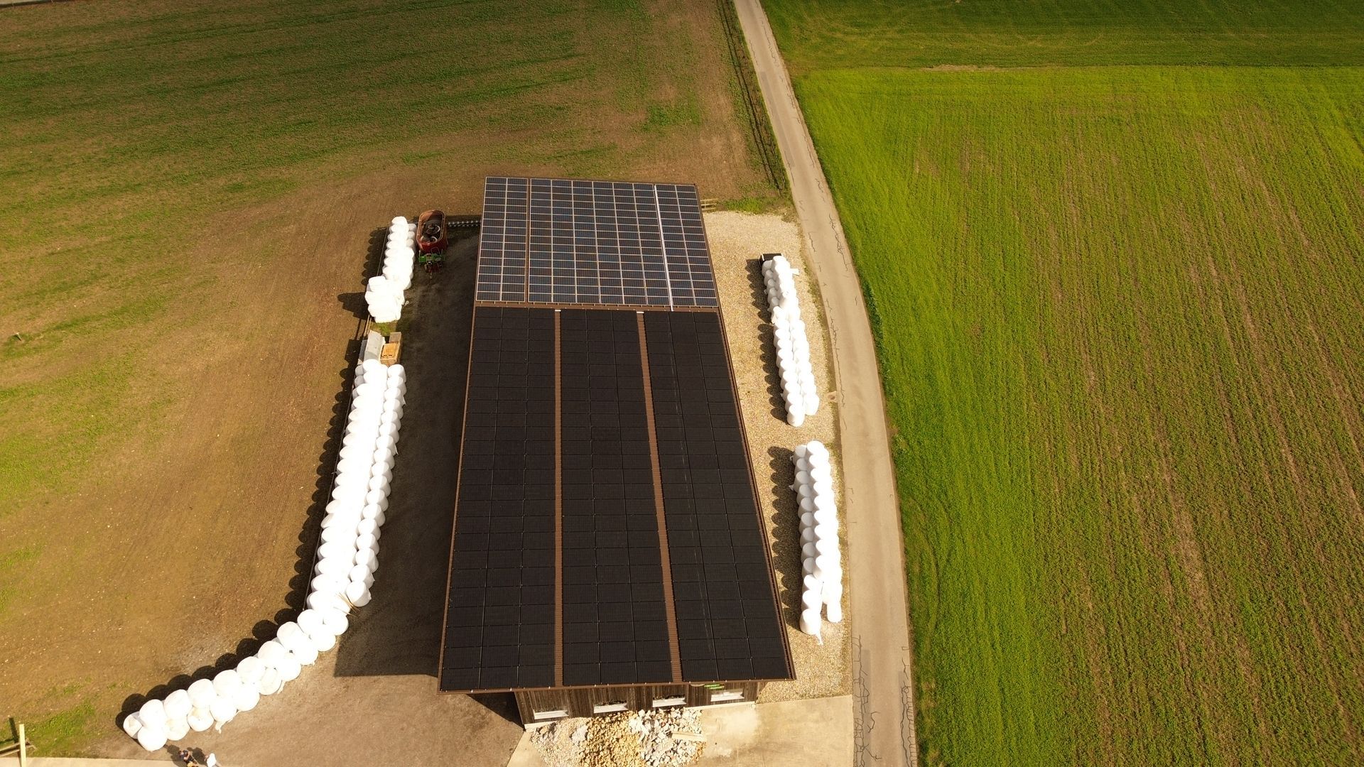 Eine Luftaufnahme eines Gebäudes mit Solarmodulen auf dem Dach