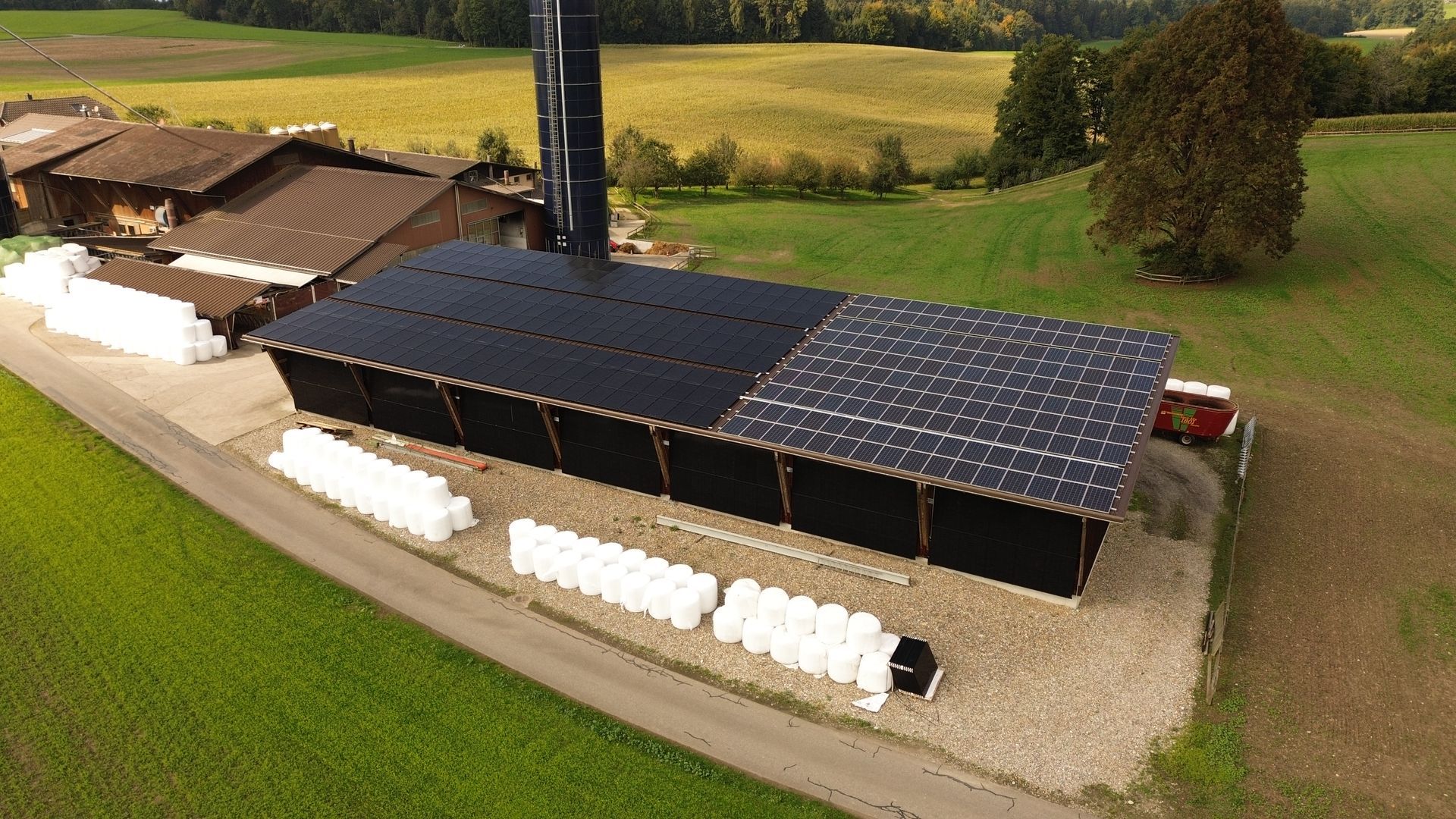 Eine Luftaufnahme eines Industriegebäude mit Solarmodulen auf dem Dach